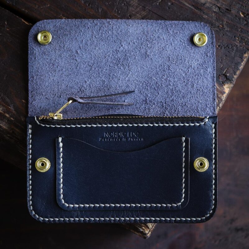 Leather trucker wallet mid Blue open